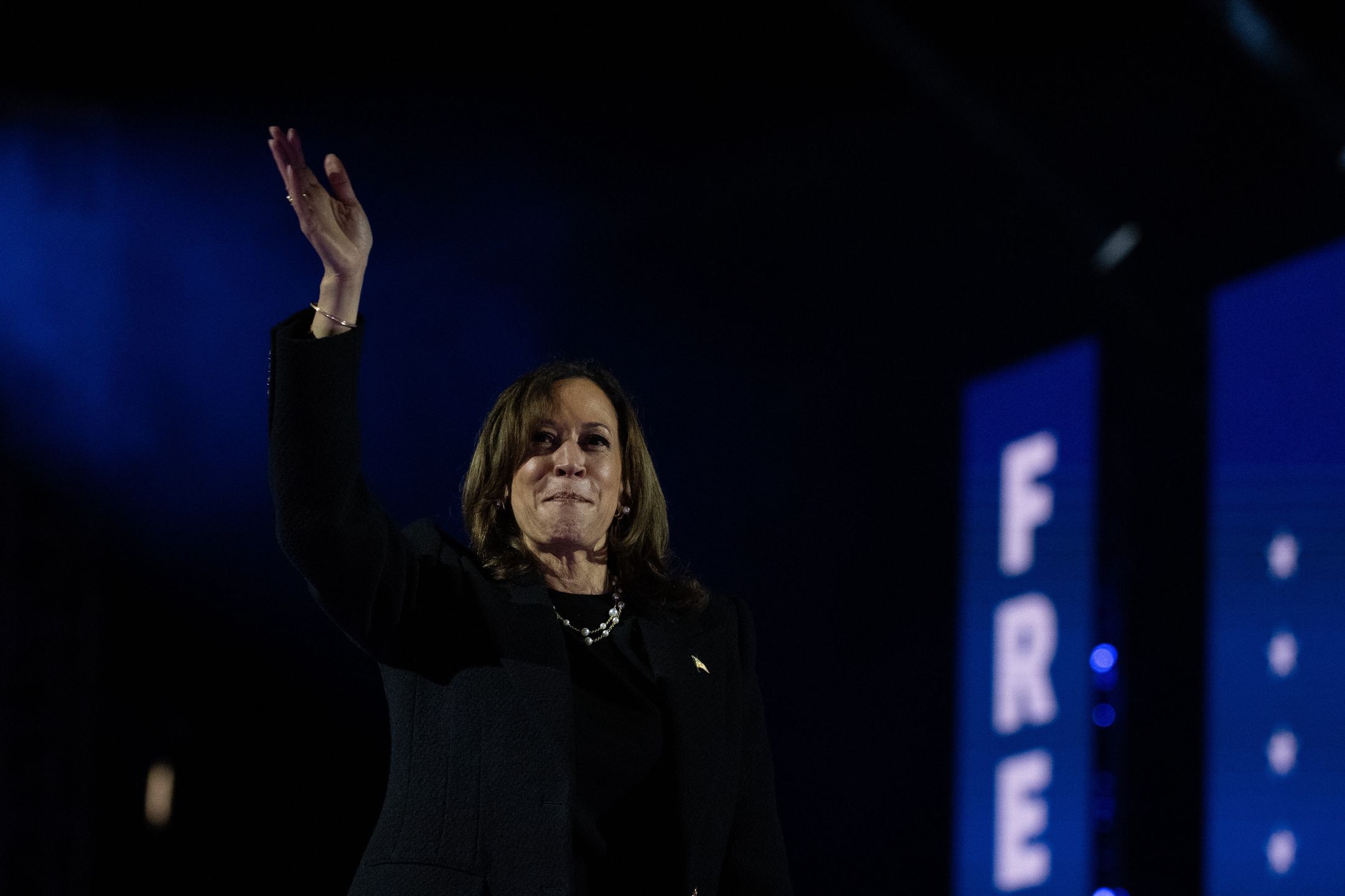 US Vice President and Democratic presidential nominee Kamala Harris addresses supporters at a campaign event in Philadelphia, Pennsylvania, USA, 04 November 2024. US Vice President and Democratic Presidential Nominee Kamala Harris is holding an election eve concert and rally in Philadelphia. Election polls show that the presidential race between Harris and Republican nominee former President Donald Trump is extremely close. EPA/DAVID MUSE Dostawca: PAP/EPA.