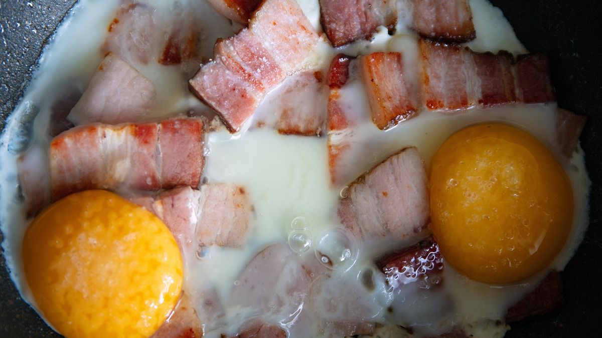 Jajka sadzone w boczku