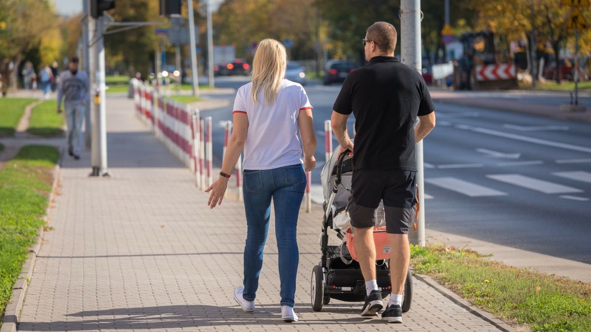 Stock ArZifot: Arkadiusz Ziolek/ East News. Warszawa, 14.10.2019.   n/z Rodzina na spacerze z malym dzieckiem w wozku.ARKADIUSZ ZIOLEK