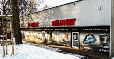 Grupowe zwolnienia i likwidacja sklepów Neonet. Firma ogłosiła
