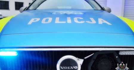 Kierowca Porsche wjechał w budynek stacji paliw i uciekł. Policja prowadzi obławę