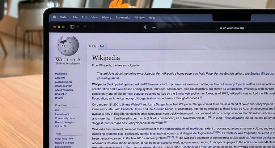 Koniec artykułów pisanych przez AI. Wikipedia wprowadza zakaz