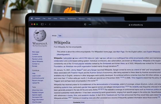 Koniec artykułów pisanych przez AI. Wikipedia wprowadza zakaz