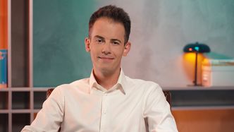 Wskazuje, jak pomnażać pieniądze. Wytyka wadę inwestowania w nieruchomości