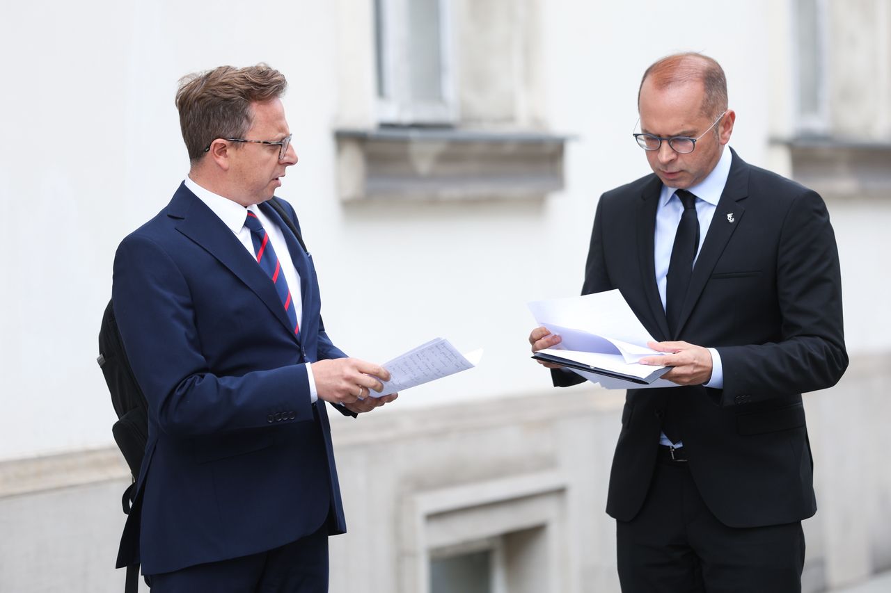 Sasin wypłaca dodatki za KPO. Poseł pokazał ulotkę