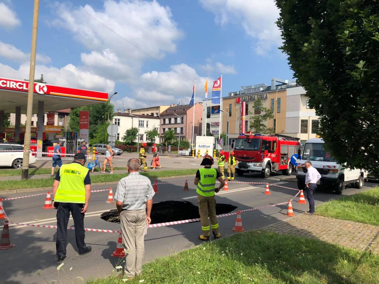 Cieszyn. Niespodzianka jak z koszmaru, wielka dziura w jezdni