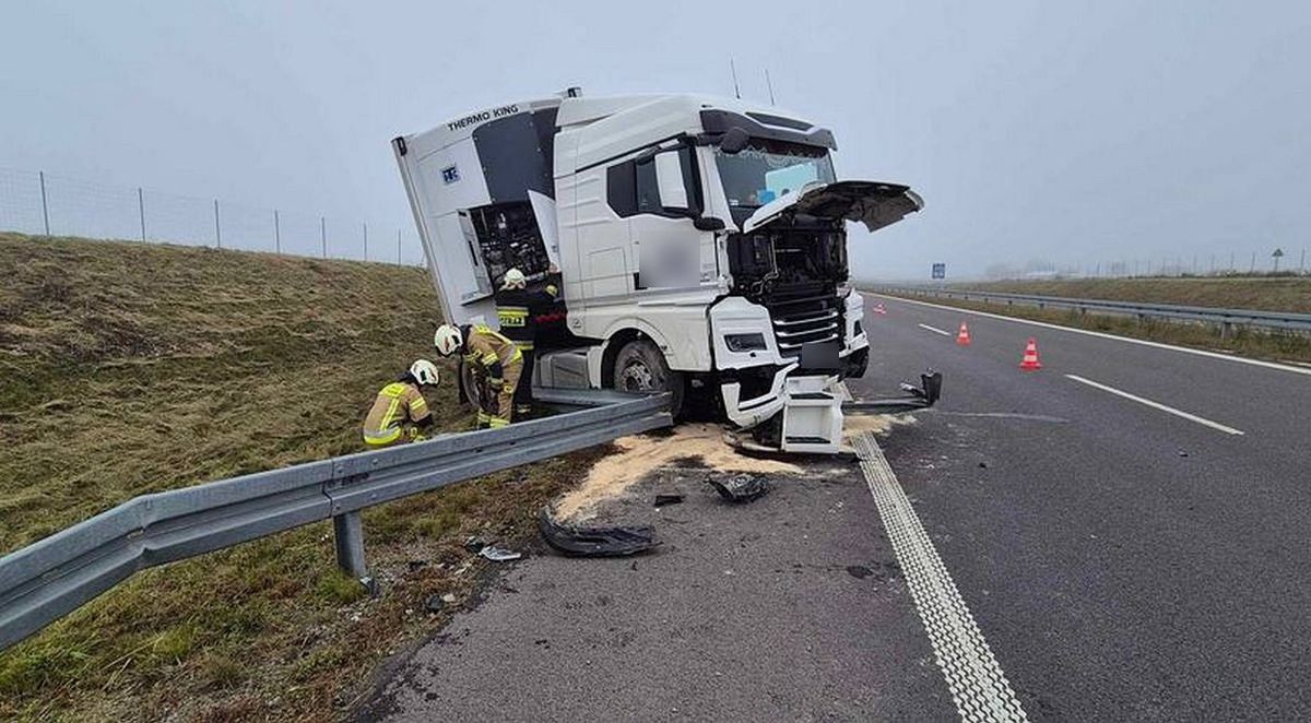 wypadek, s19, ciężarówka Staranował bariery na S19. Kierowca zasłabł