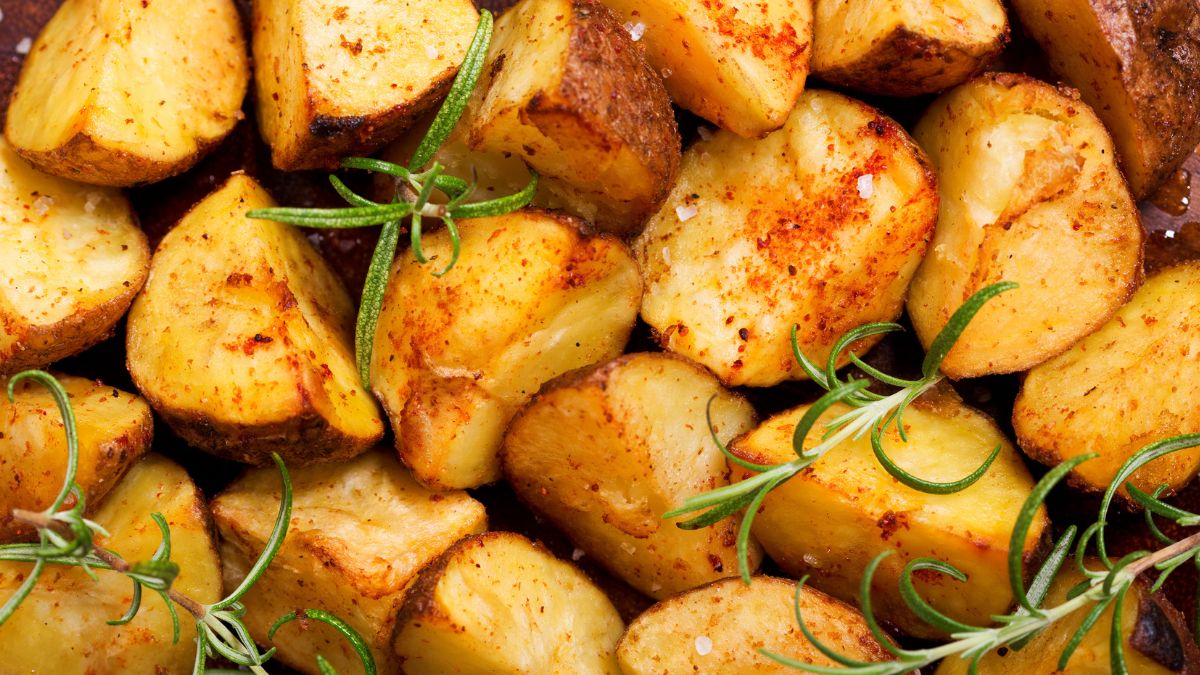 Pieczone ziemniaki są chrupiące