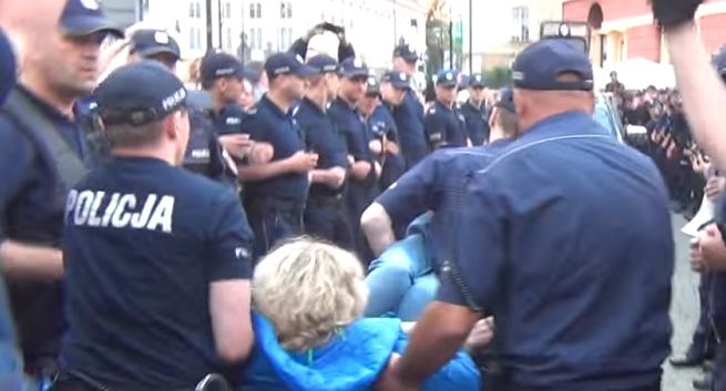 Ewa Siedlecka z „Polityki” wśród osób blokujących miesięcznicę smoleńską, które wynieśli policjanci
