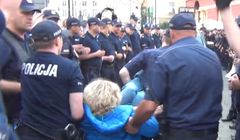 Ewa Siedlecka z „Polityki” wśród osób blokujących miesięcznicę smoleńską, które wynieśli policjanci