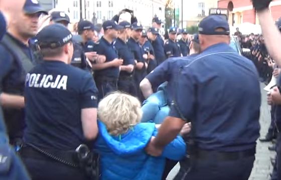 Ewa Siedlecka z „Polityki” wśród osób blokujących miesięcznicę smoleńską, które wynieśli policjanci