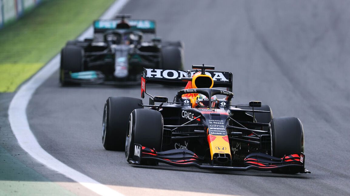 Max Verstappen przed Lewisem Hamiltonem