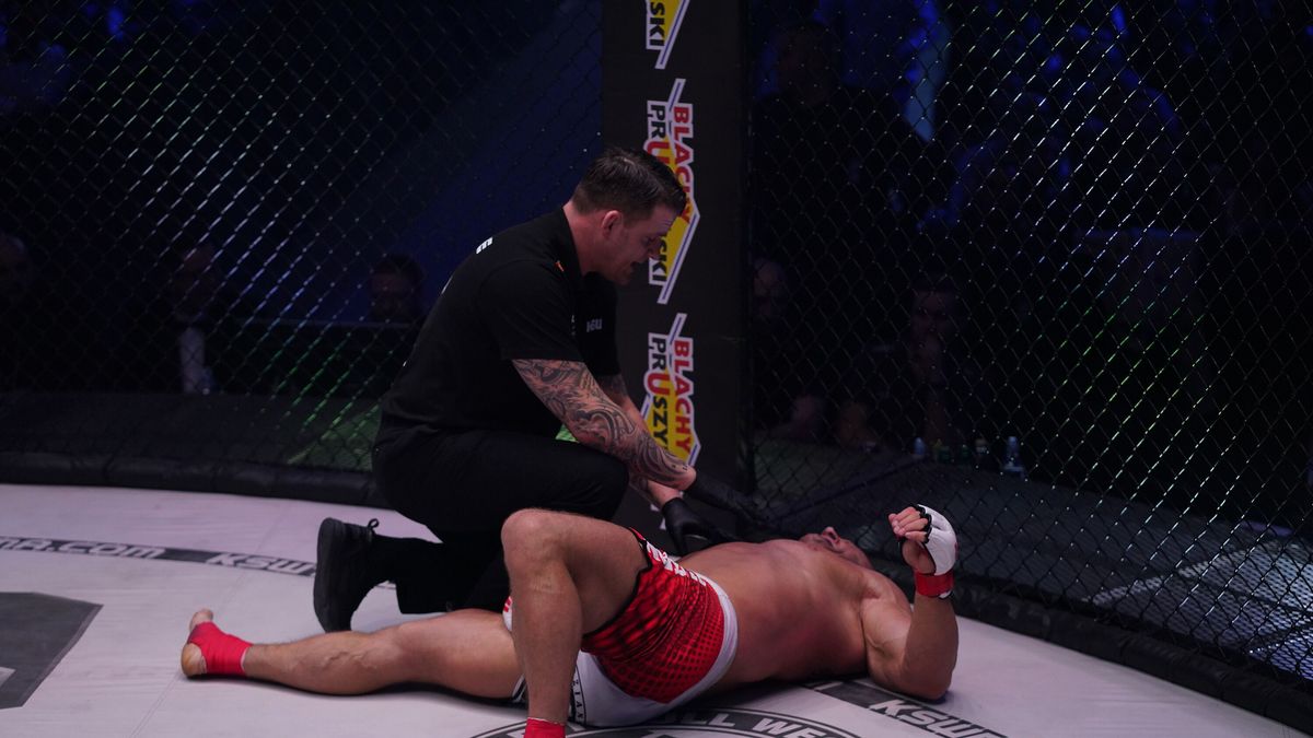 Materiały prasowe / Sebastian Rudnicki (KSW) / Na zdjęciu: Pudzianowski poddaje walkę