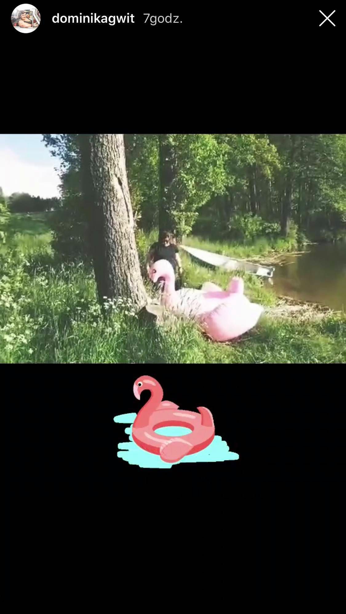 Dominika Gwit na Mazurach opala się na różowym flamingu