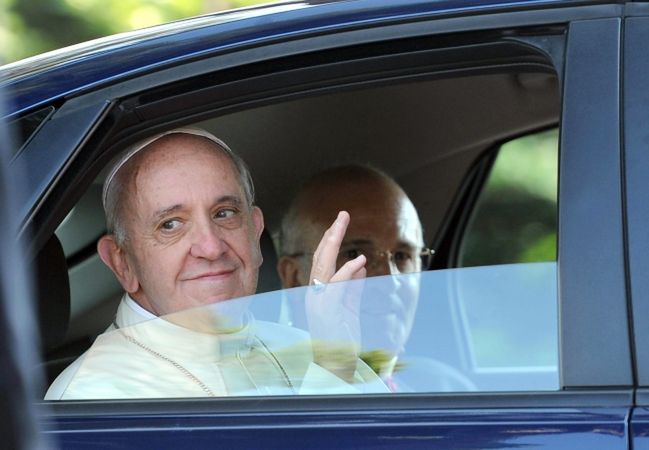 Papież nie chce limuzyny, woli średniolitrażowy samochód