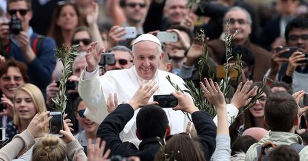 Papież Franciszek uczy się programować. Napisał swoją pierwszą linię kodu
