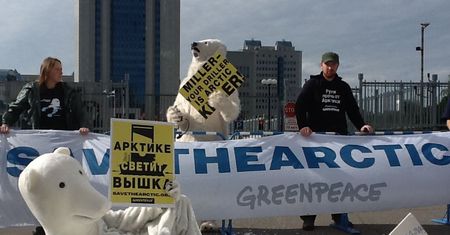 Gazprom w opałach. Greenpeace zablokował mu siedzibę