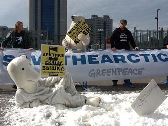 Gazprom w opałach. Greenpeace zablokował mu siedzibę