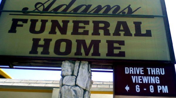 Drive-thru w domu pogrzebowym? Takie rzeczy tylko w Stanach [wideo] 1