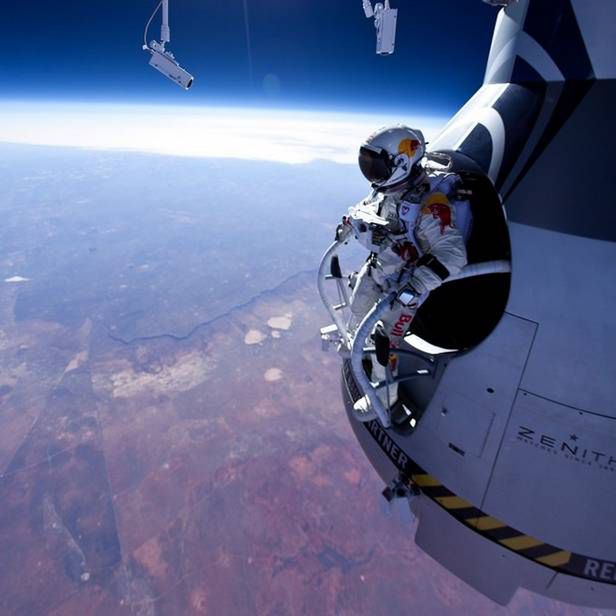 Felix Baumgartner na zewnątrz kapsuły (Fot. Wired.com)