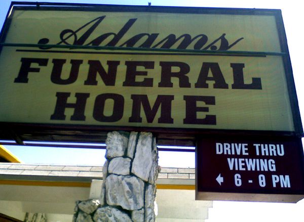 Drive-thru w domu pogrzebowym? Takie rzeczy tylko w Stanach [wideo]