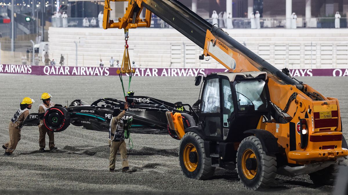 PAP/EPA / PAP/EPA/ALI HAIDER / Na zdjęciu: Lewis Hamilton po wypadku