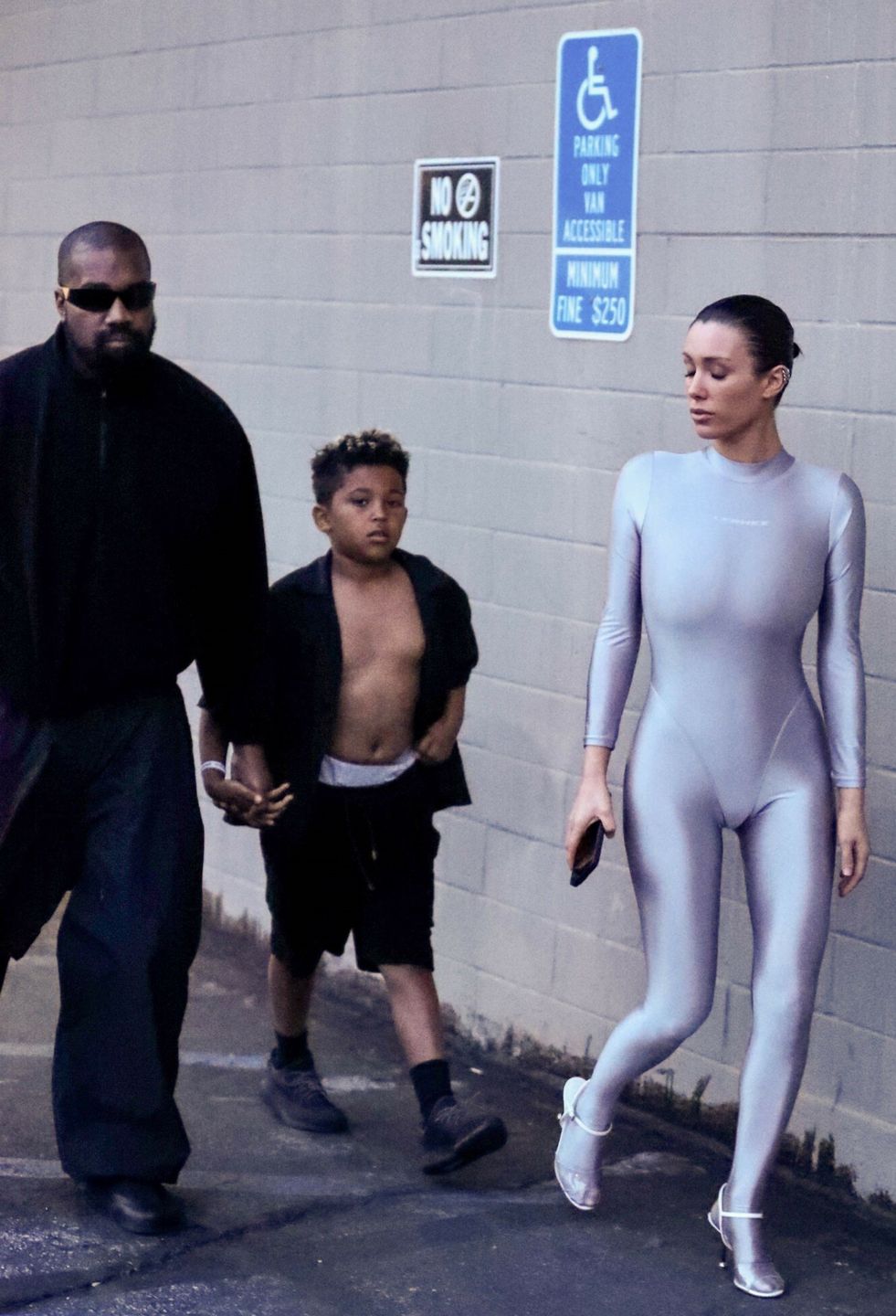 Kanye West zabrał dzieci do kina. Stylizacja żony rapera szokuje