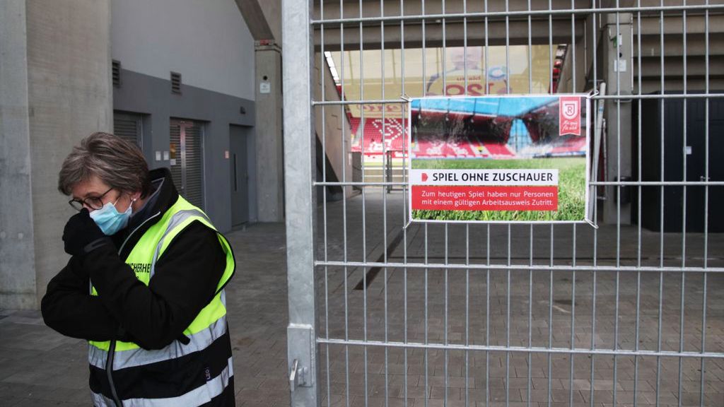 Getty Images / Na zdjęciu: steward przed wejściem na stadion