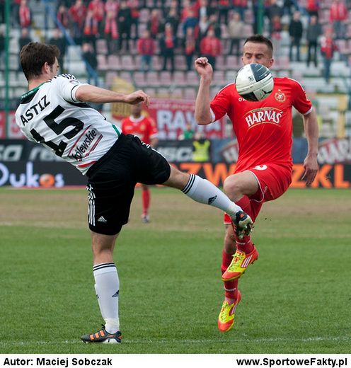 Marcin Kaczmarek (z prawej) był najlepszym zawodnikiem Widzewa w meczu z Legią