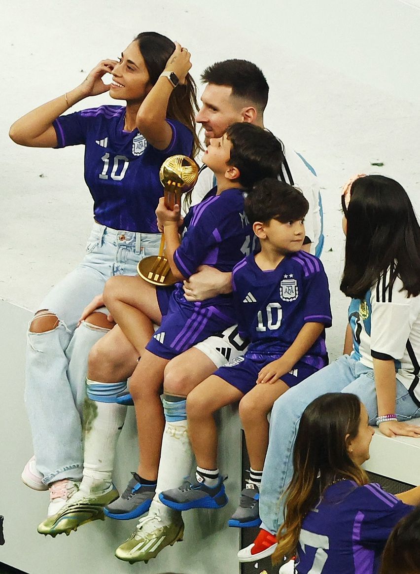 Leo Messi świętuje zwycięstwo Argentyny z żoną i synami