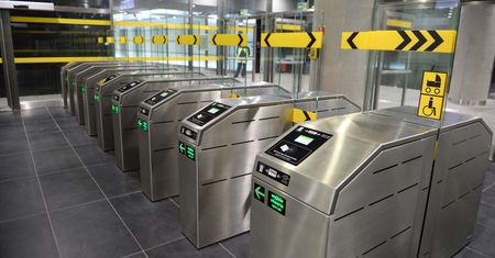 Metro Warszawskie. Bramki II linii będą dostosowane do biletów z kodem QR