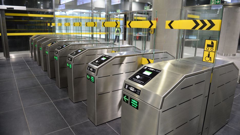 Metro Warszawskie. Bramki w II linii metra będą dostosowane do czytania biletów z kodem QR