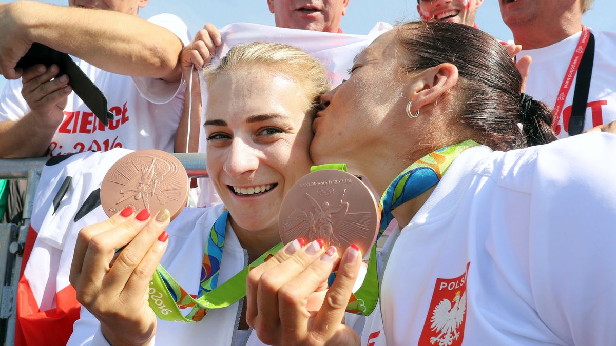 Radość Karoliny Naja i Beaty Mikołajczyk ze zdobycia brązowego medalu Igrzysk Olimpijskich Rio2016 - jedno ze zdjęć dostępnych na wystawie Rio2016 w obiektywie PKOL