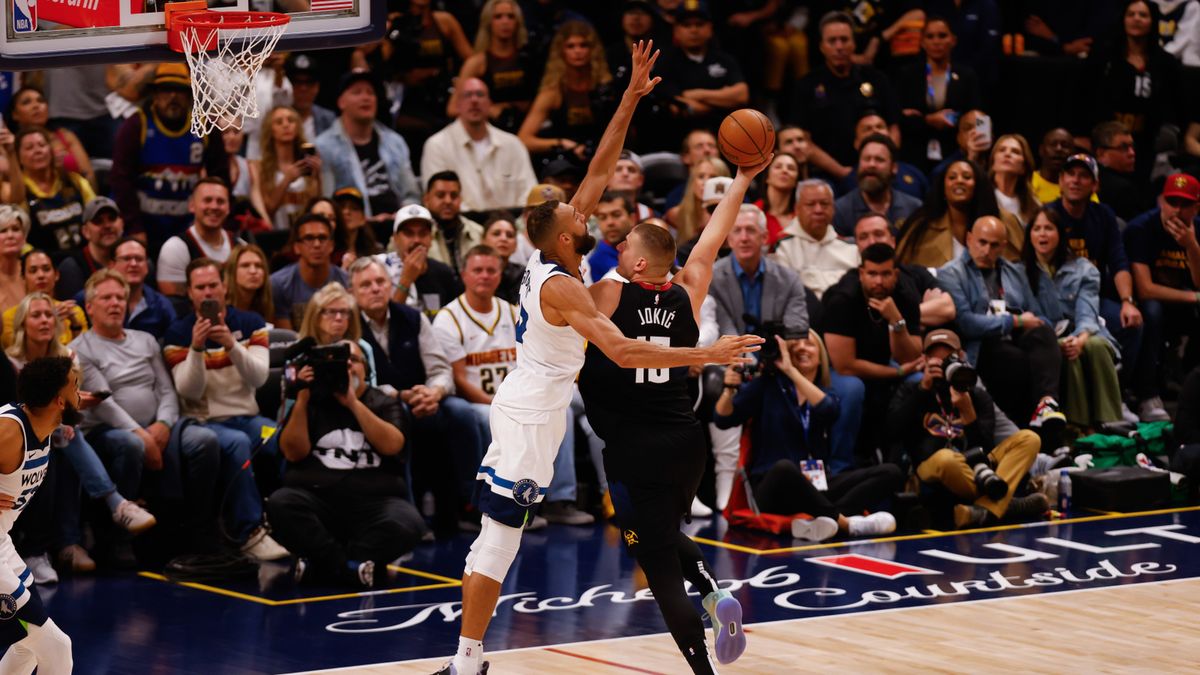 PAP/EPA / JUSTIN EDMONDS  / Na zdjęciu: Nikola Jokić (z piłką)