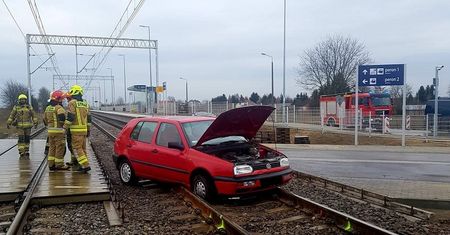 Wjechał na remontowany przejazd kolejowy. Volkswagen zawisł na szynach