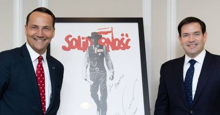 Historyczny plakat trafił do USA. Sikorski podarował go Rubio