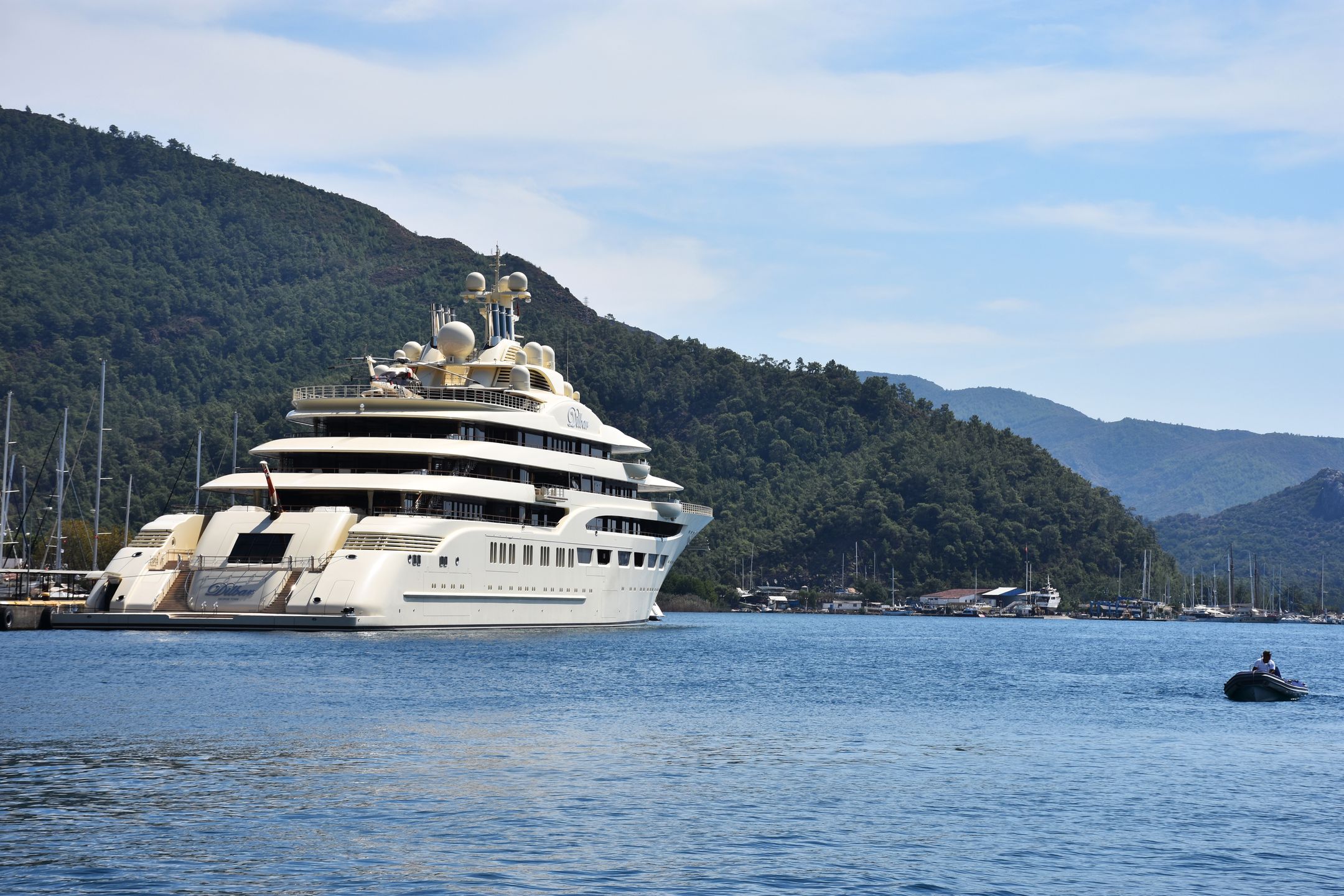 Jacht Dilbar obecnie przebywa w Hamburgu