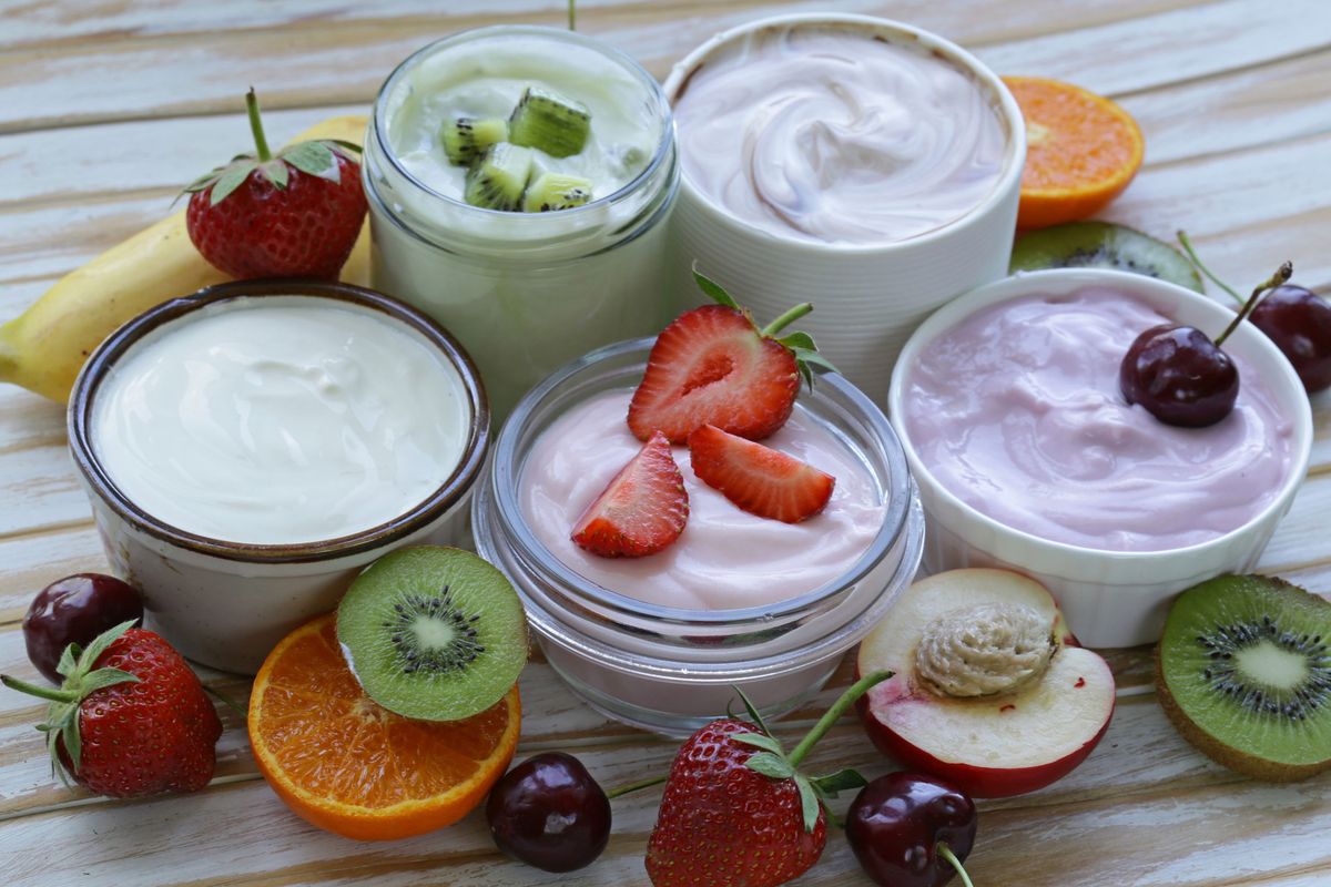 Czy jogurt z owocami jest zdrowy? Obalamy mity
