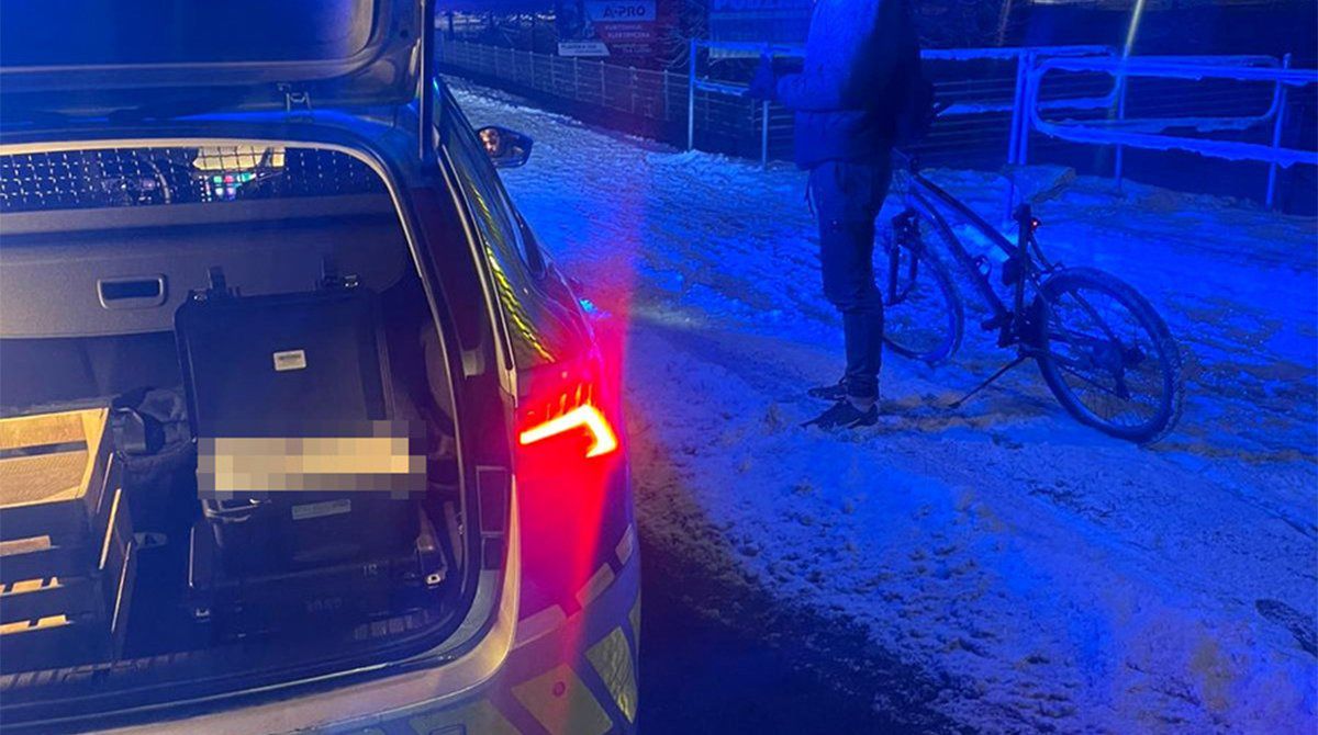 Piaseczno: Rowerzyści jechali zygzakiem po śniegu. Powód był oczywisty