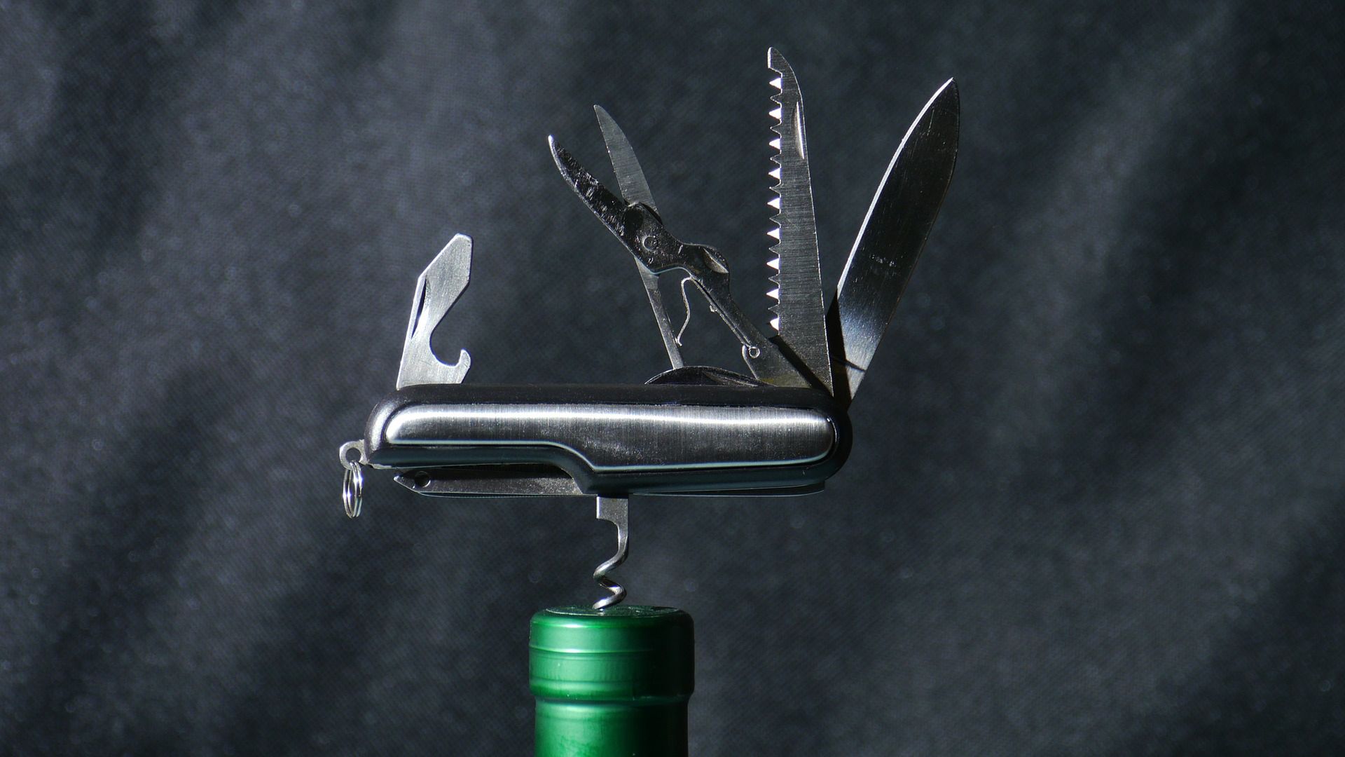 Noże i multitoole, odpowiedni sprzęt dla survivalowca i biwakowicza 1