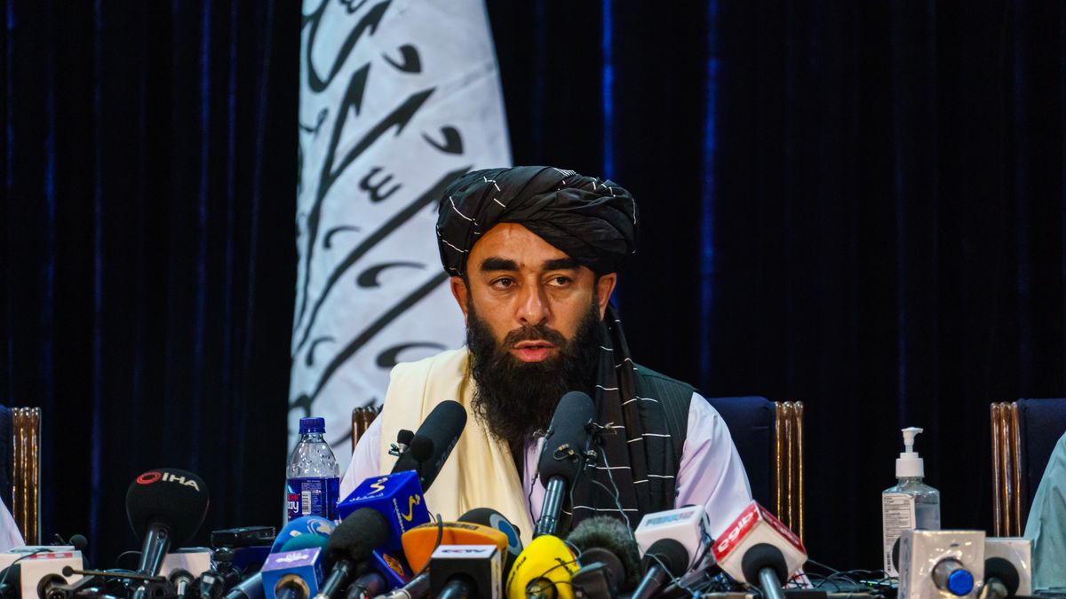 KABUL, AFGHANISTAN -- AUGUST 17, 2021: Zabihullah Mujahid, the Taliban spokesman for nearly 2 decades who worked in the shadows, makes his first-ever public appearance to address concerns about the Taliban' reputation with women's education, appearance and rights, television music and executions, during a press conference in Kabul, Afghanistan, Tuesday, Aug. 17, 2021. (MARCUS YAM / LOS ANGELES TIMES)