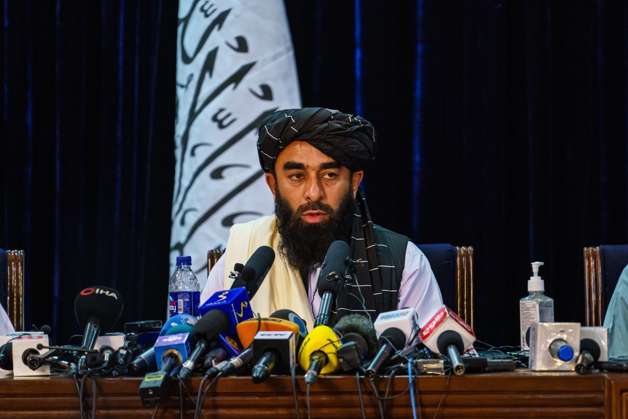  17 sierpnia, 2021: Zabihullah Mujahid, rzecznik talibów działający skrycie przez 2 lata na konferencji w Kabulu. (MARCUS YAM / LOS ANGELES TIMES)