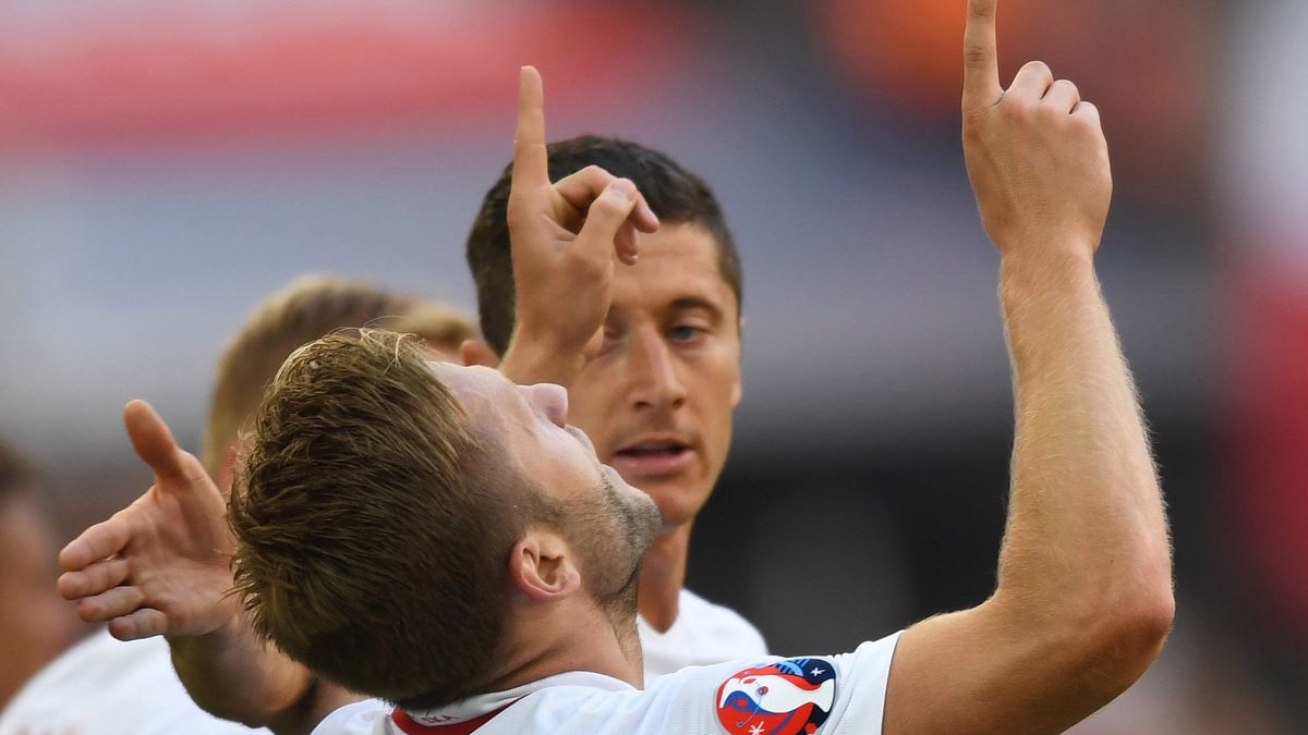 Jakub Błaszczykowski i Robert Lewandowski cieszą się z gola w meczu reprezentacji Polski 