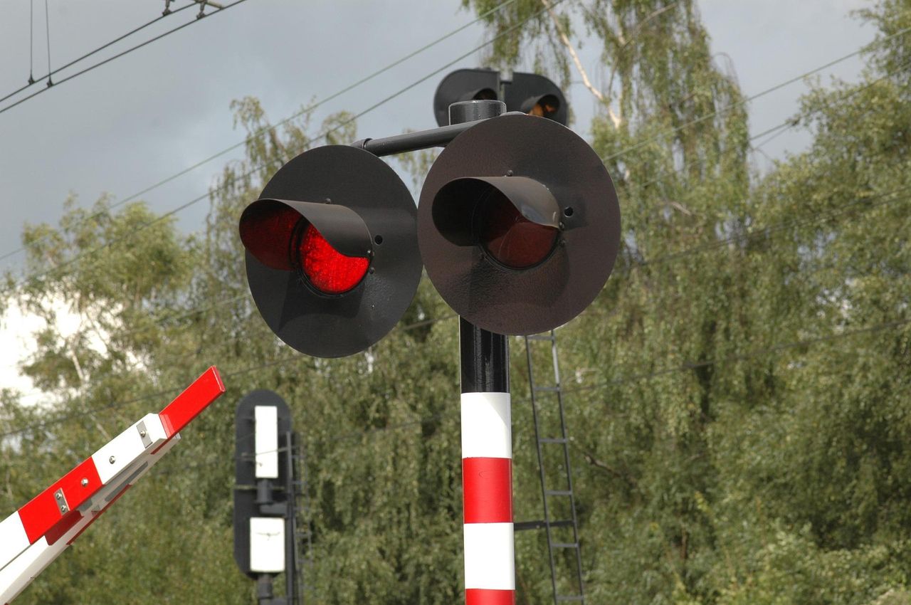 Wjechał na zamknięty przejazd kolejowy. Ominął szlabany