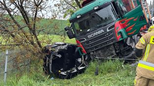 Stare Kotkowice: BMW zjechało na czołówkę z ciężarówką. Strażacy musieli wycinać poszkodowanego kierowcę z auta