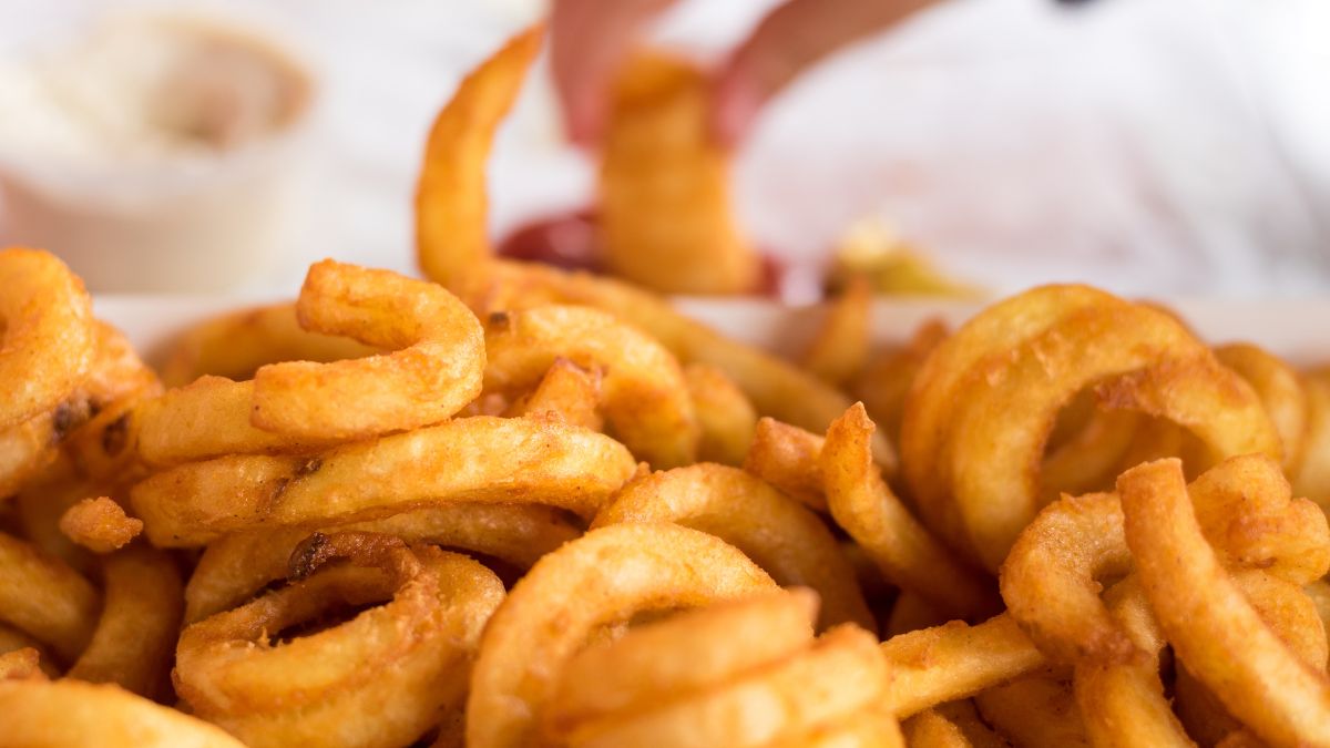 Przepis na zakręcone frytki, które robią furorę na każdym przyjęciu.