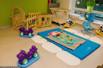 Chcesz posłać dziecko do żłobka? Zwolnij się z pracy. Unijny program pełen absurdów