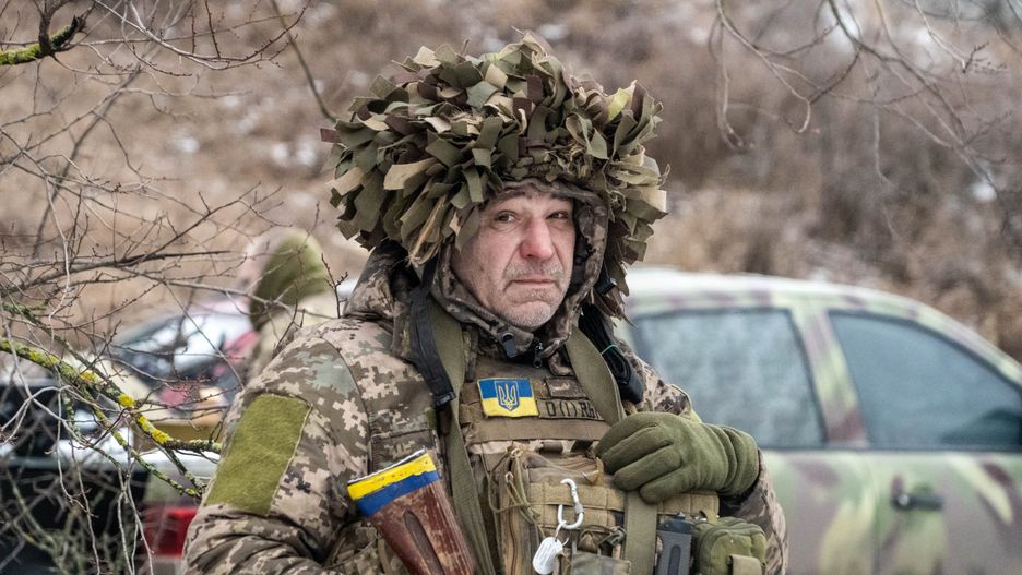 Obwód Charkowski, Ukraina, 07.12.2024. Ochotnicy przechodzą pod okiem instruktora z Centrum Narodowego Oporu Ukrainy szkolenie strzeleckie w obwodzie charkowskim, 7 bm. Trwa inwazja Rosji na Ukrainę. (mk/amb) PAP/Mykola Kalyeniak