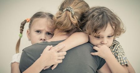 Jak nie zgubić dziecka? Niebezpieczeństwo czai się na każdym kroku