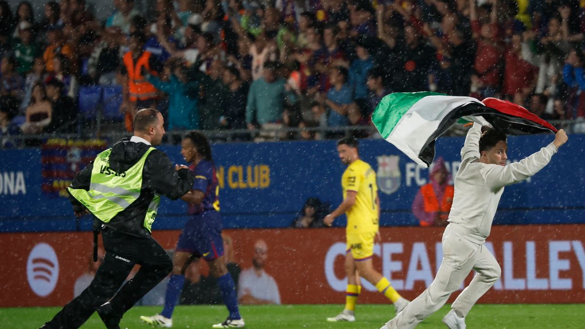 PAP/EPA / Andreu Dalmau / Na zdjęciu: kibic z flagą Palestyny